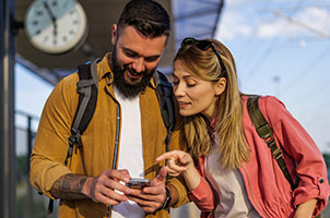Image d'un couple qui regarde un téléphone