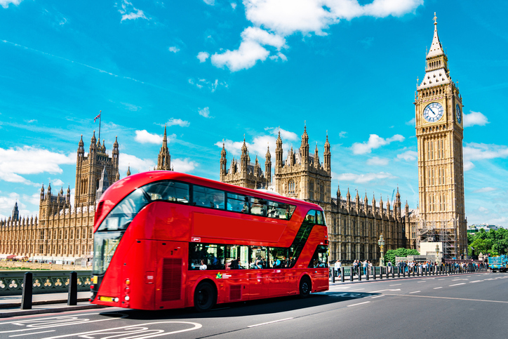 Bus in Londen voor de Big Ben en het Paleis van Westminster