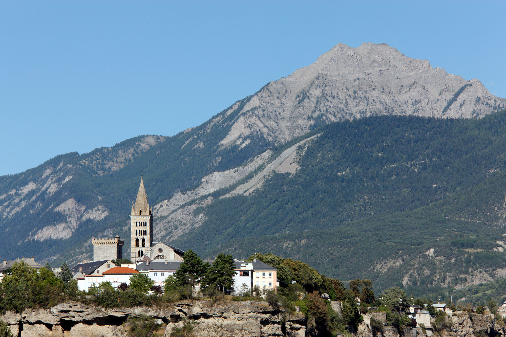 Embrun patrimoine, lac et montagne dans les HautesAlpes SNCF Connect Embrun patrimoine, lac et montagne dans les HautesAlpes SNCF Connect