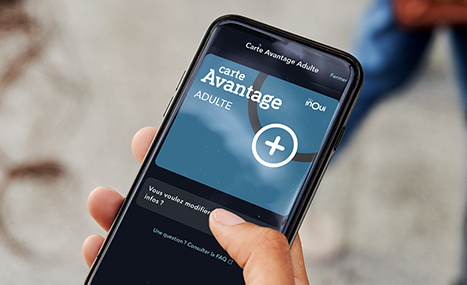 Photo d'un smartphone avec la carte Avantage