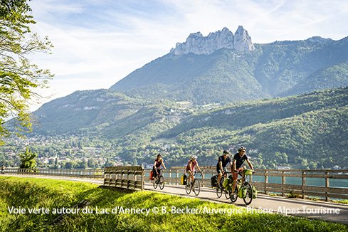 Voie verte autour du Lac d'Annecy © B. Becker/Auvergne-Rhône-Alpes Tourisme