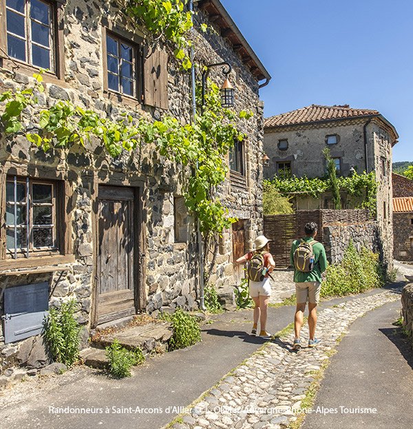 Randonneurs à Saint-Arcons d'Allier ©  L. Olivier/Auvergne-Rhône-Alpes Tourisme