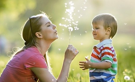 Une maman avec son enfant