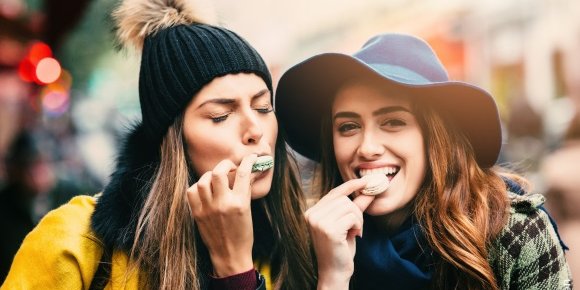 deux amies mangent un gâteau