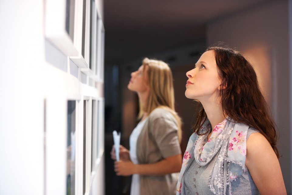 Jeune femme visite une exposition