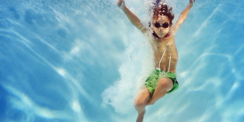 enfant piscinne plouf