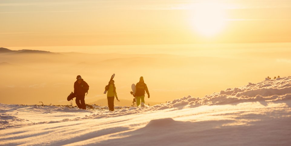 amis en snowboard marchant sur les pistes 