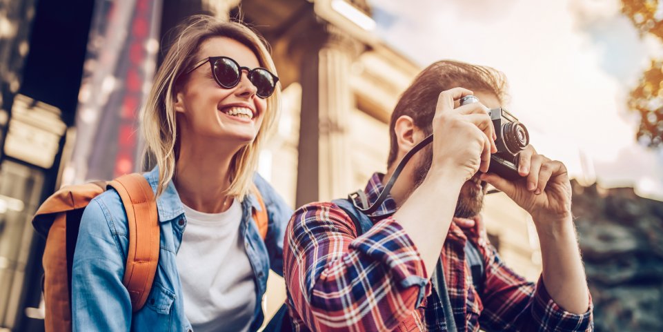 Couple de touristes heureux