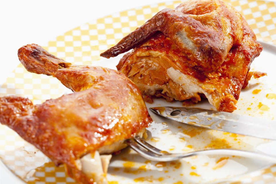 Demi-poulet roti - restaurant - Assiette