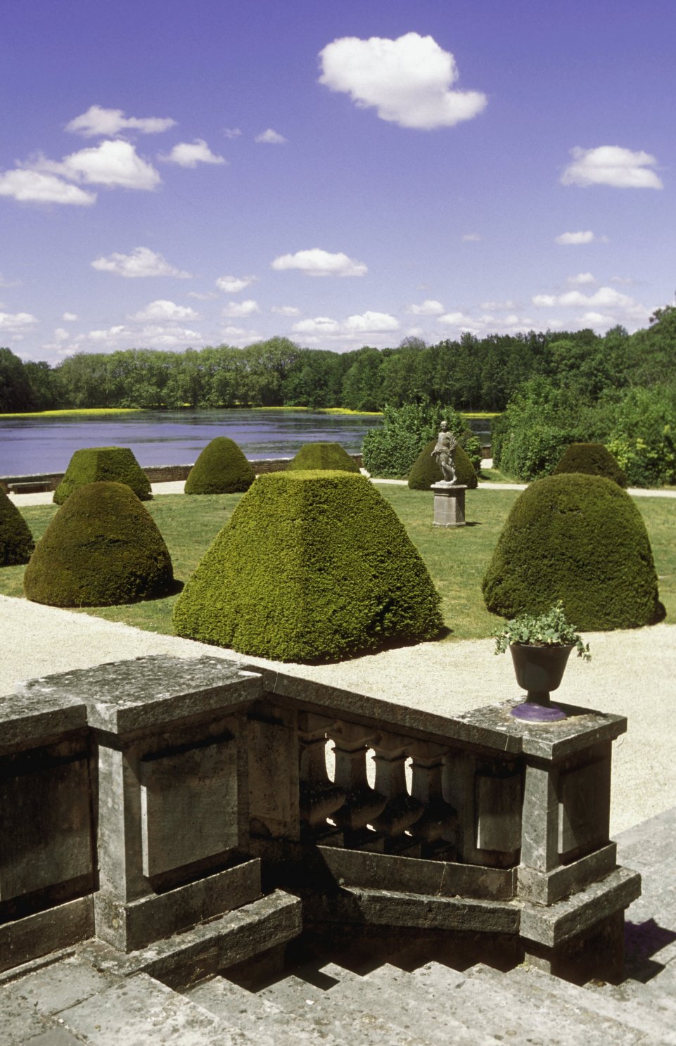 Le jardin d'un château près d'un lac