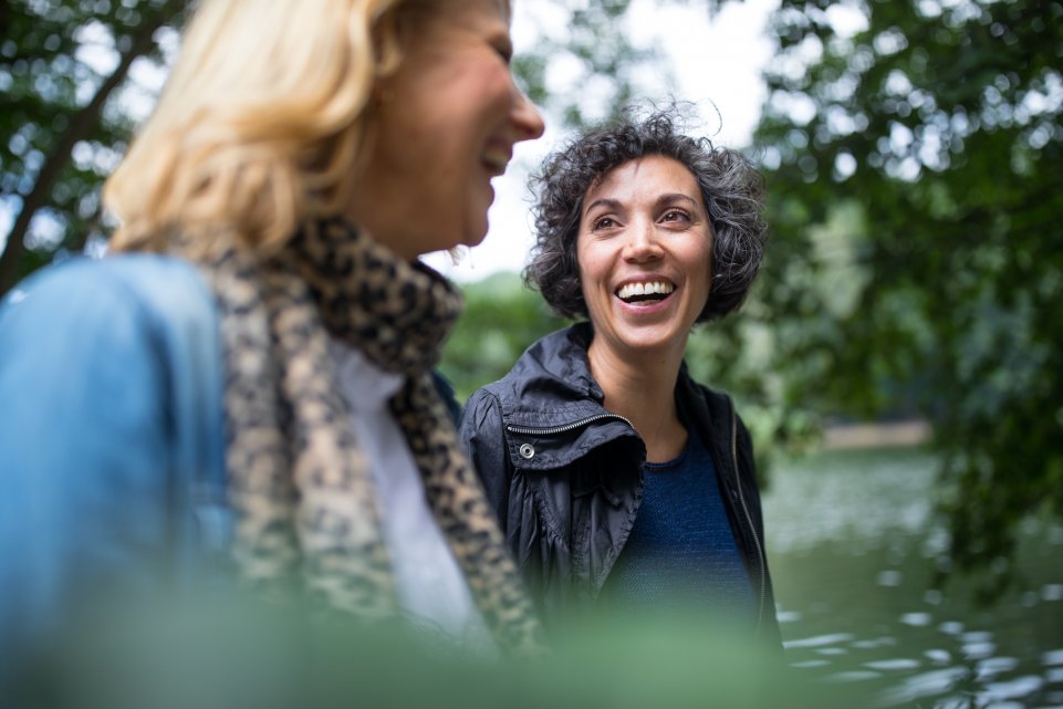 Deux femmes en train de rire