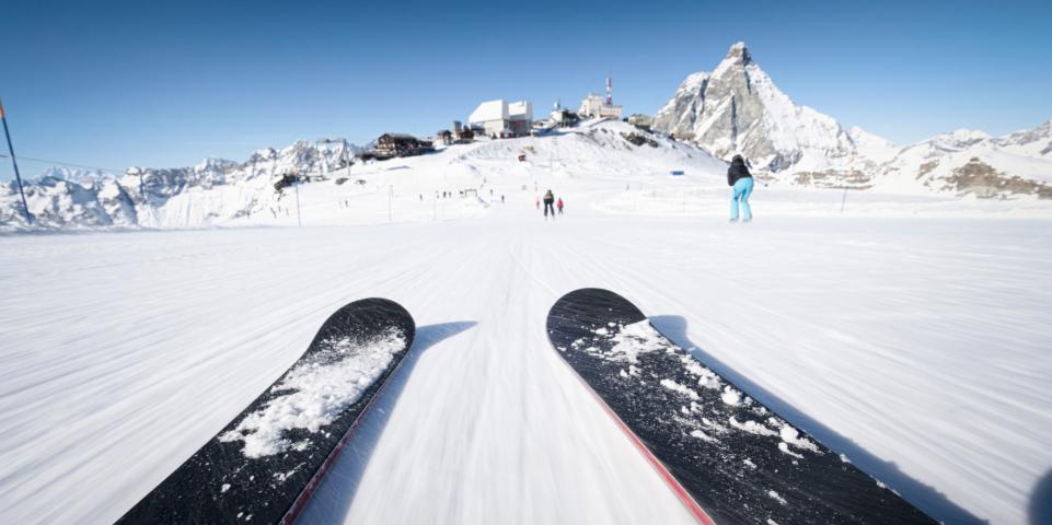 vue ski première personne premier plan neige montagne