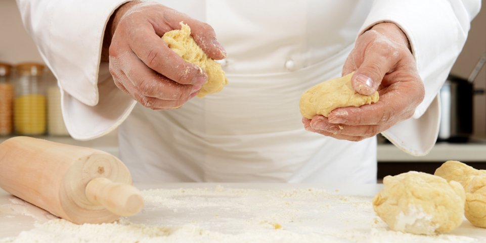 Mains de pâtissier