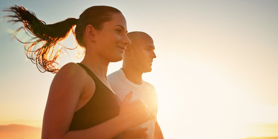 Un couple sportif en plein running