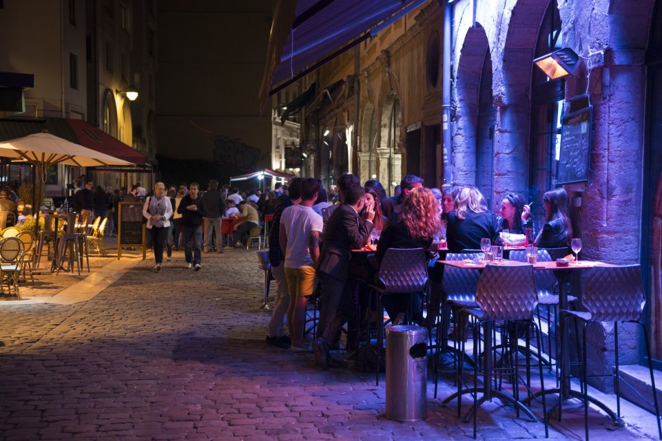 devant bar Lyon nuit jeunes 