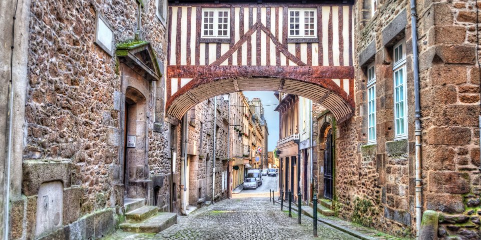 Pont en bois dans une rue de Saint-Malo