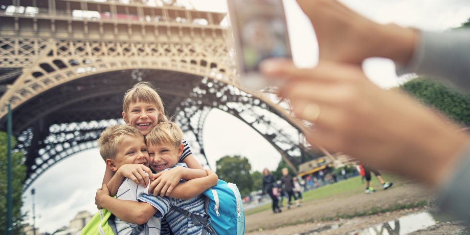 Enfants devant la tour eiffel