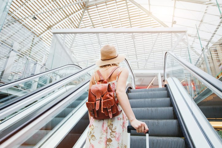 Femme qui voyage - escalator - gare - valise