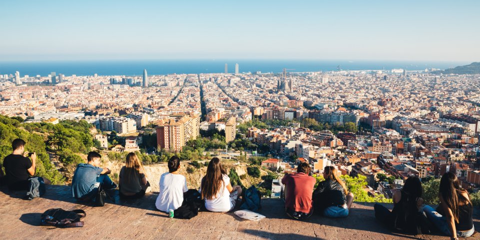 Jeune face à la vue de Barcelone