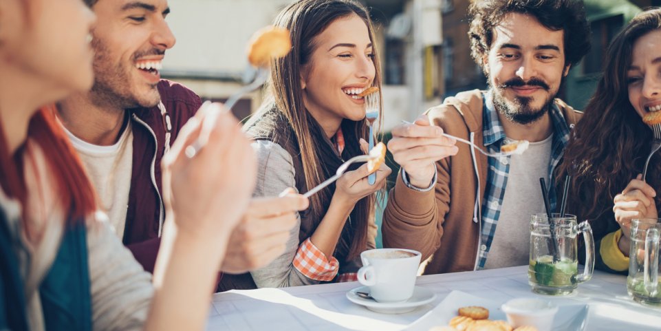 Groupe d'amis qui prennent le goûter