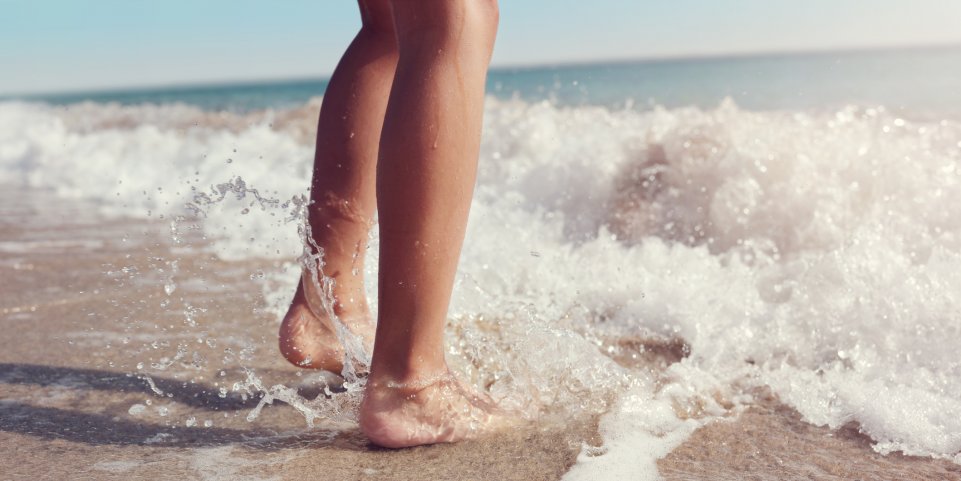 les pieds dans l'eau 
