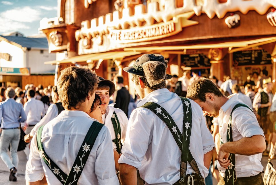 Des jeunes en tenues bavaroises à l'Oktoberfest