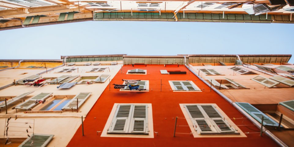 Vieux mur jaune à Marseille