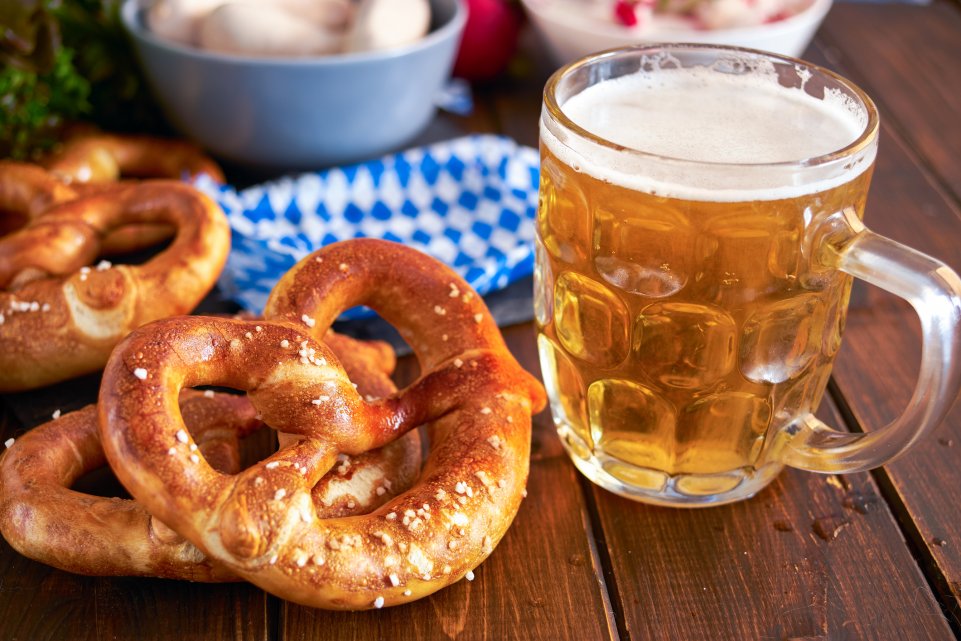 Bière allemande avec des bretzels