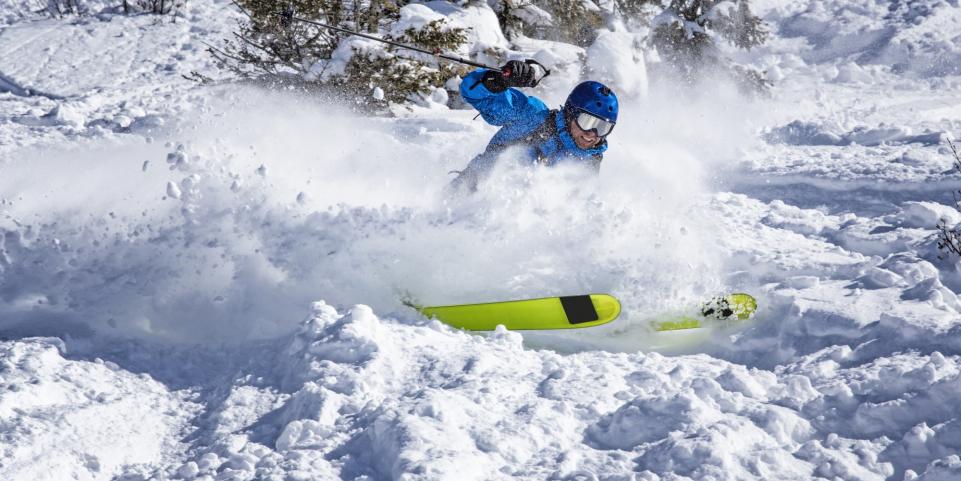 skieur freine neige montagne sports d'hiver skis