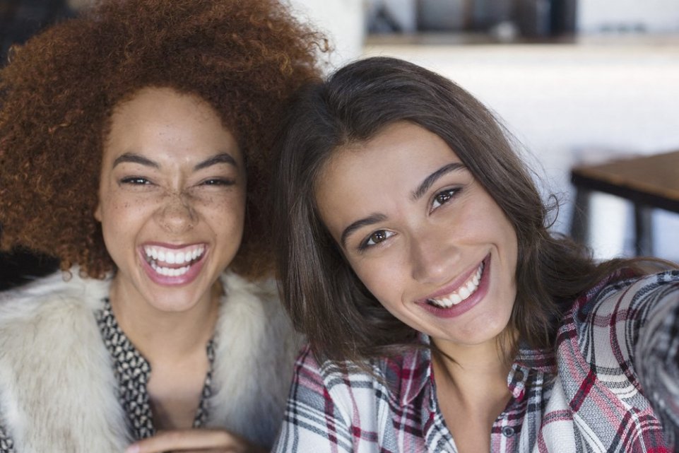 Jeunes femmes souriantes