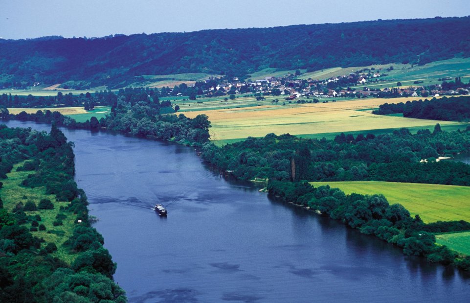 Une péniche navigue sur la Seine