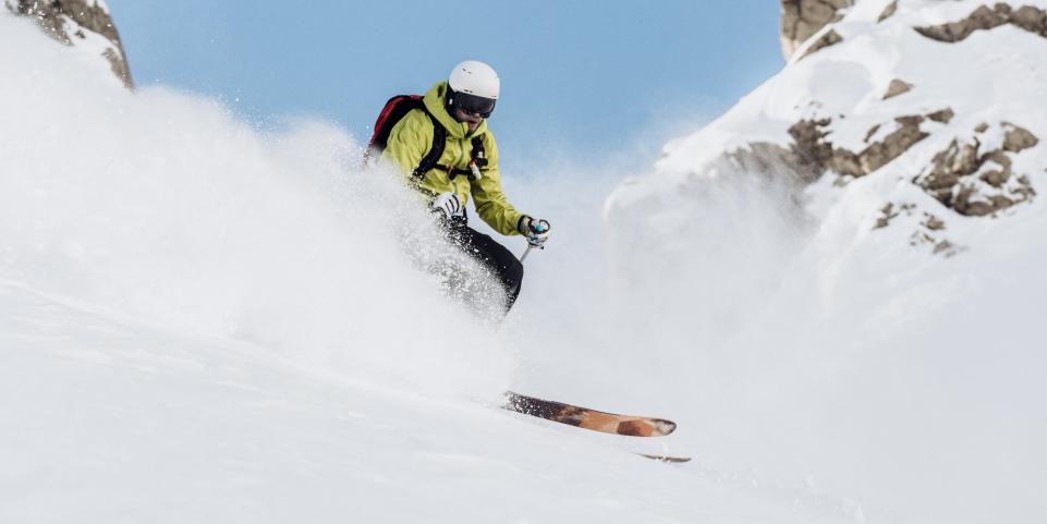 skieur skis sports d'hiver neige montagne virage
