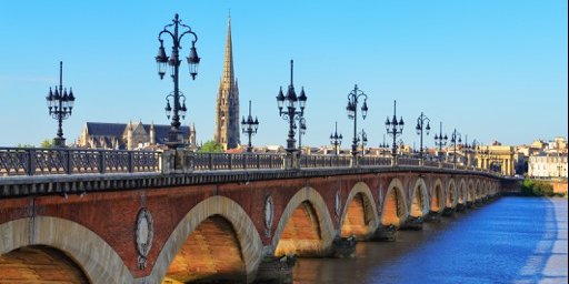 Le pont de Bordeaux surplombant la Garonne