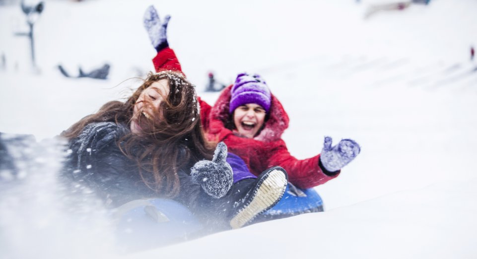 Jeunes filles en snowtubing