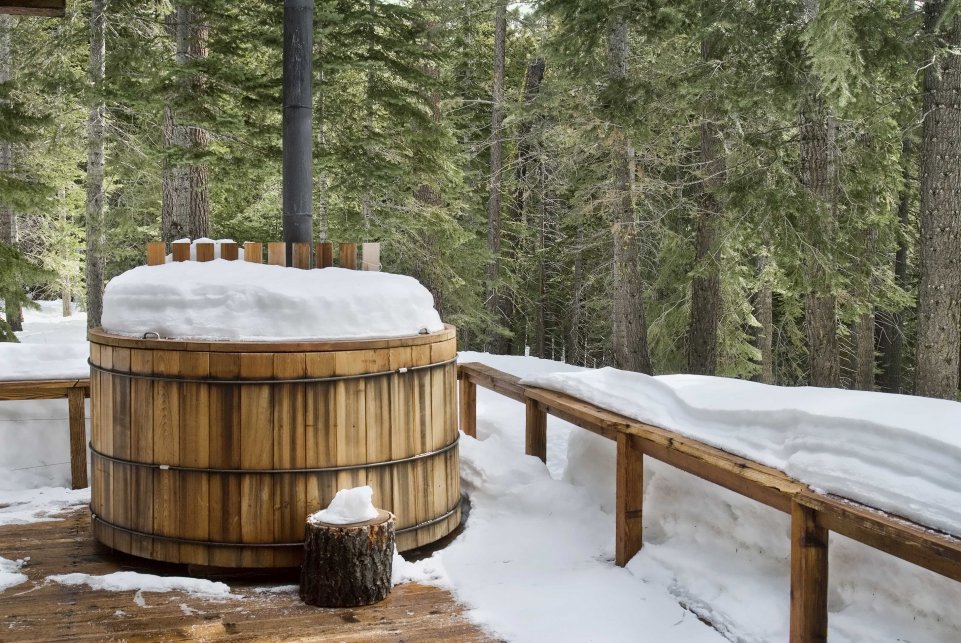 bain nordique sous une couche épaisse de neige