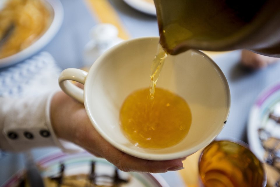 une cruche qui verse du cidre dans un bol