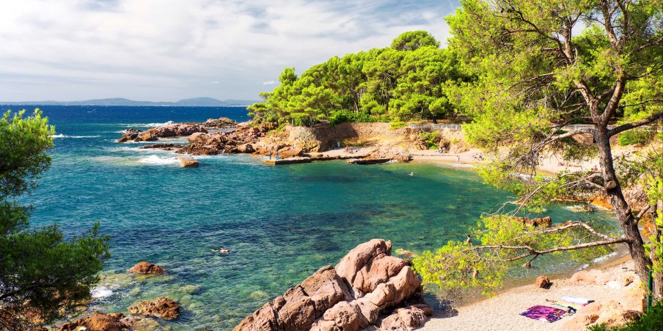 Crique confidentielle au bord de la mer