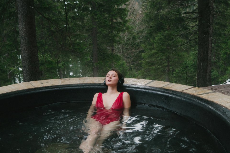 Une femme prend un bain en pleine forêt