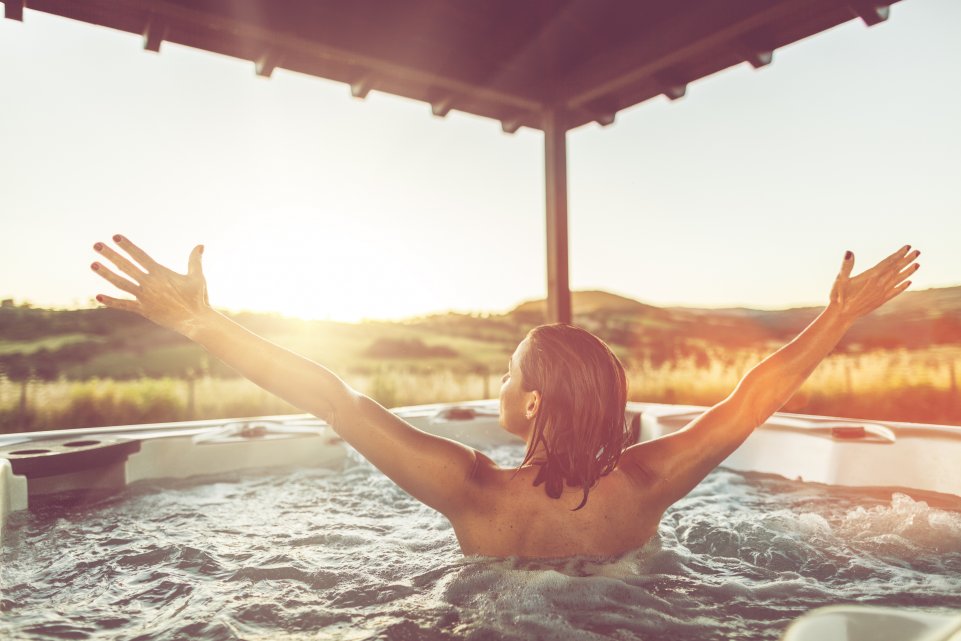 femme dans un jacuzzi au soleil