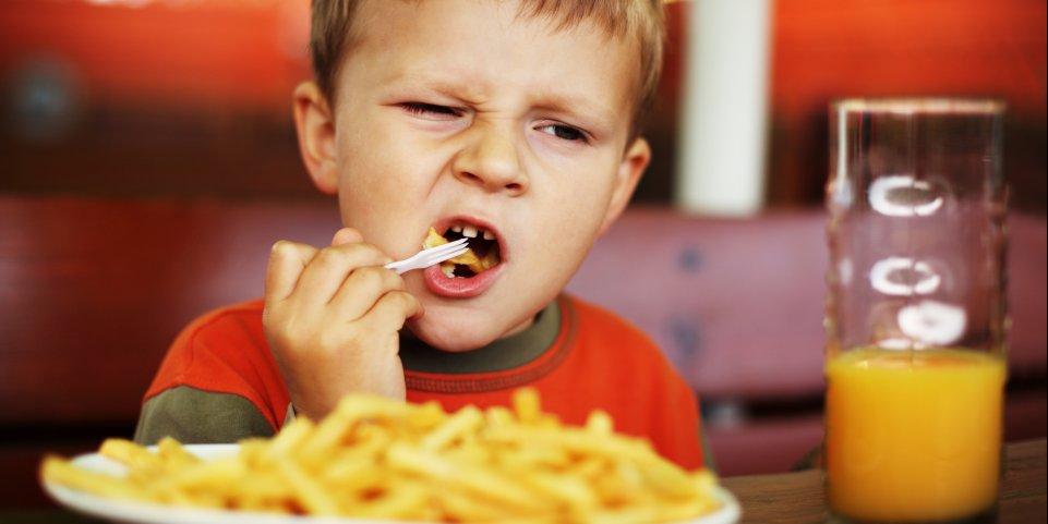Enfant qui mange des frites