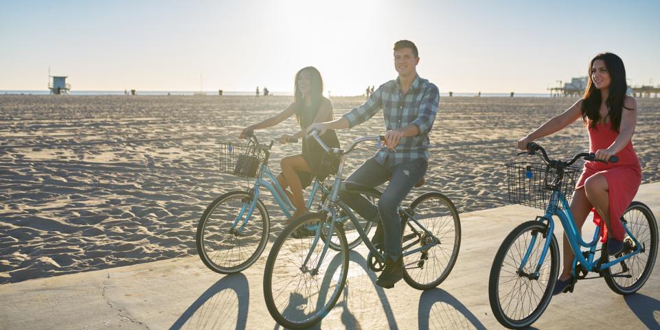 Amis à vélo le long d'un plage 
