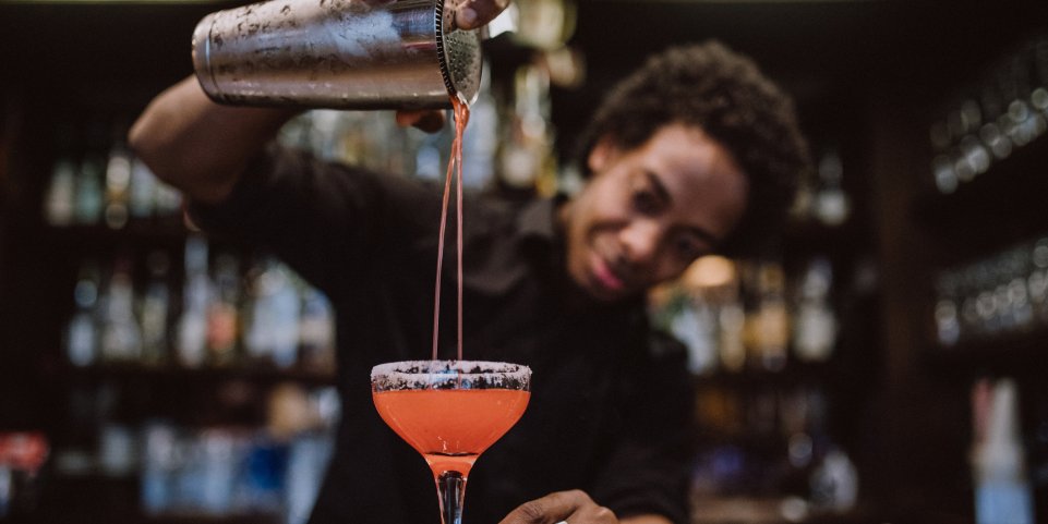 barman qui fait un cocktail