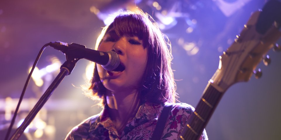 Une chanteuse lors d'un concert de rock