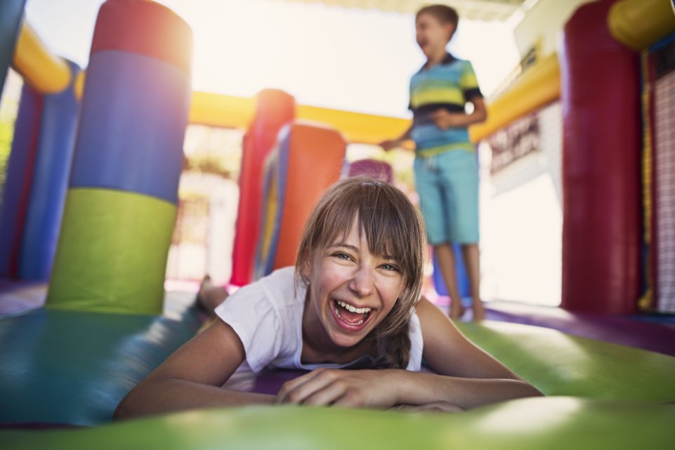 Un enfant s'amuse dans des jeux gonflables