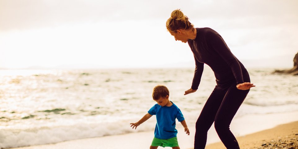 Cours de surf en famille à la plage 