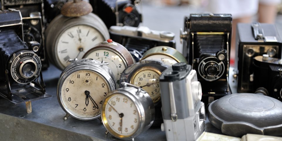 Réveils étal brocante appareil photo vieux antiquités