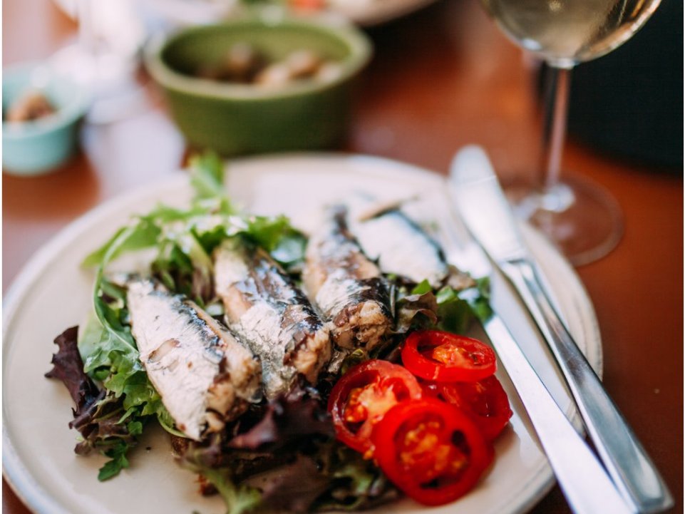 Manger des sardines au restaurant 