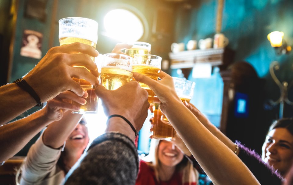 groupe qui célébre avec verres de bière