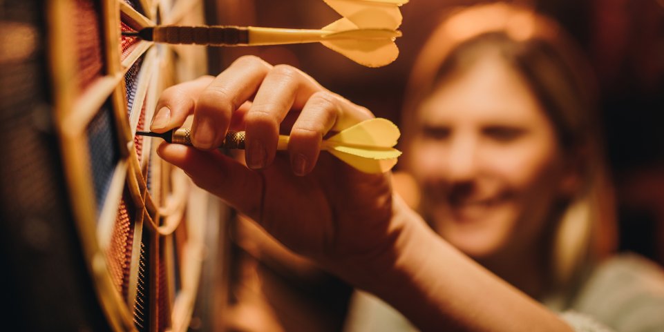 Jouer en fléchettes en soirée