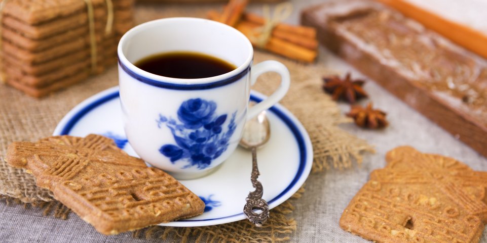 Un café avec un speculoos